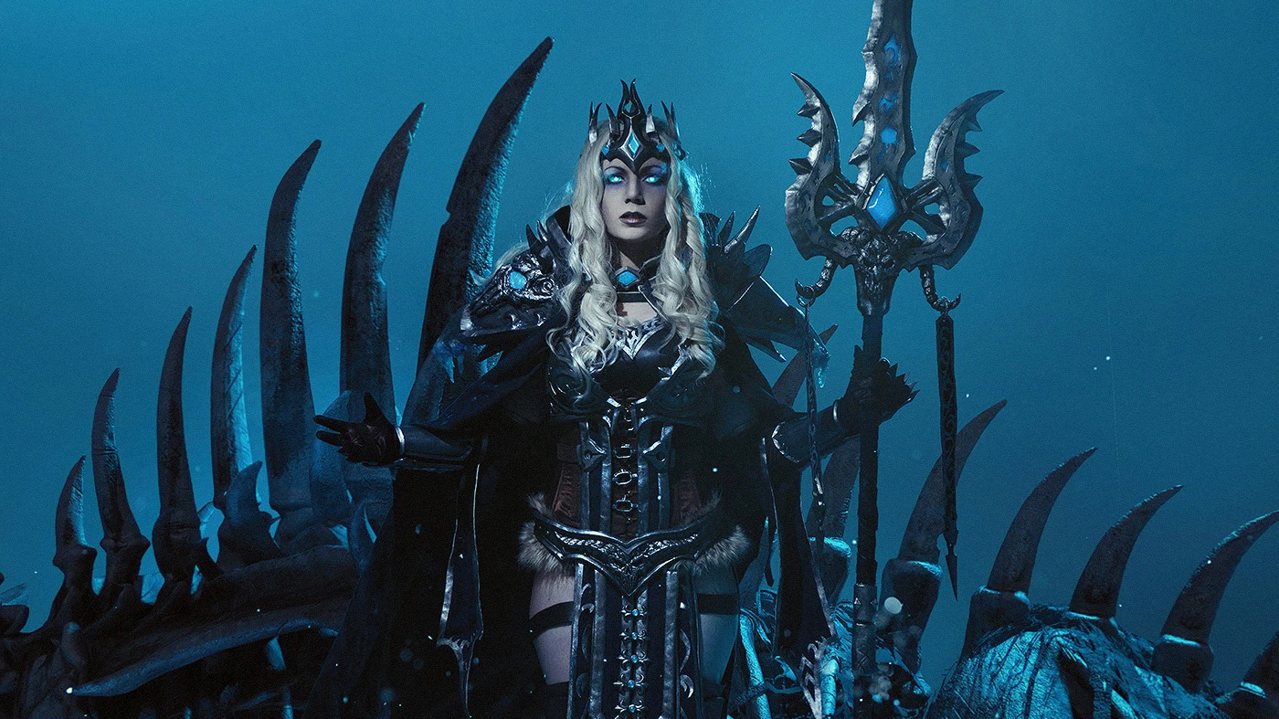 Женщина на троне Короля-лича - косплей на Калию Менетил