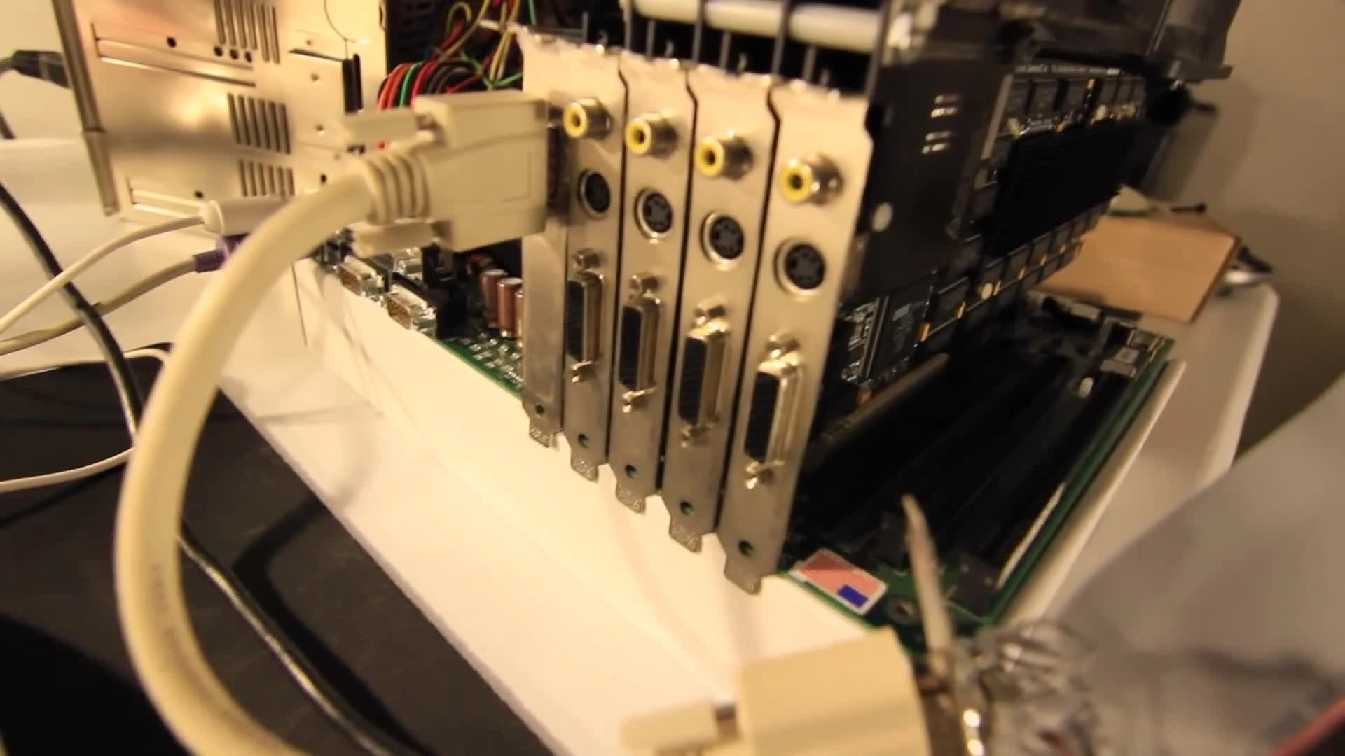 Half-Life запустили на восьми графических процессорах 3dfx Voodoo 2