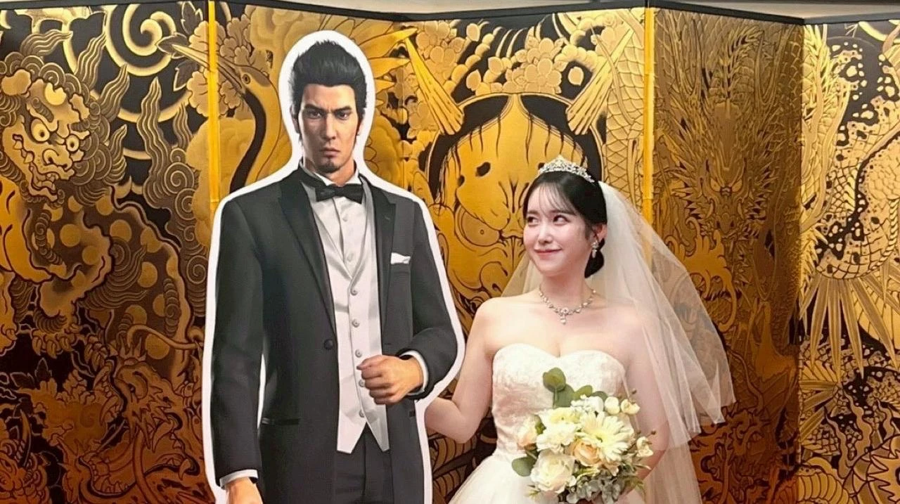 Японская фанатка "вышла замуж" за картонного Кирю на юбилее Like a Dragon