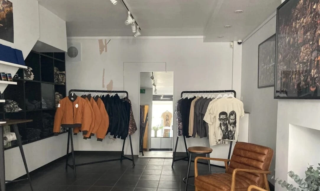 Разработчики Disco Elysium открыли магазин с одеждой в центре Лондона