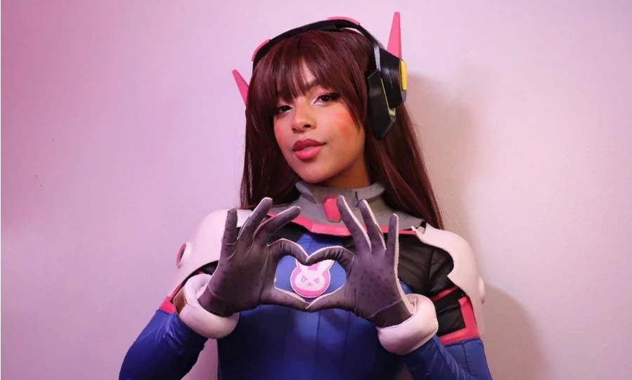 Косплей на D.Va из Overwatch от темнокожей модели