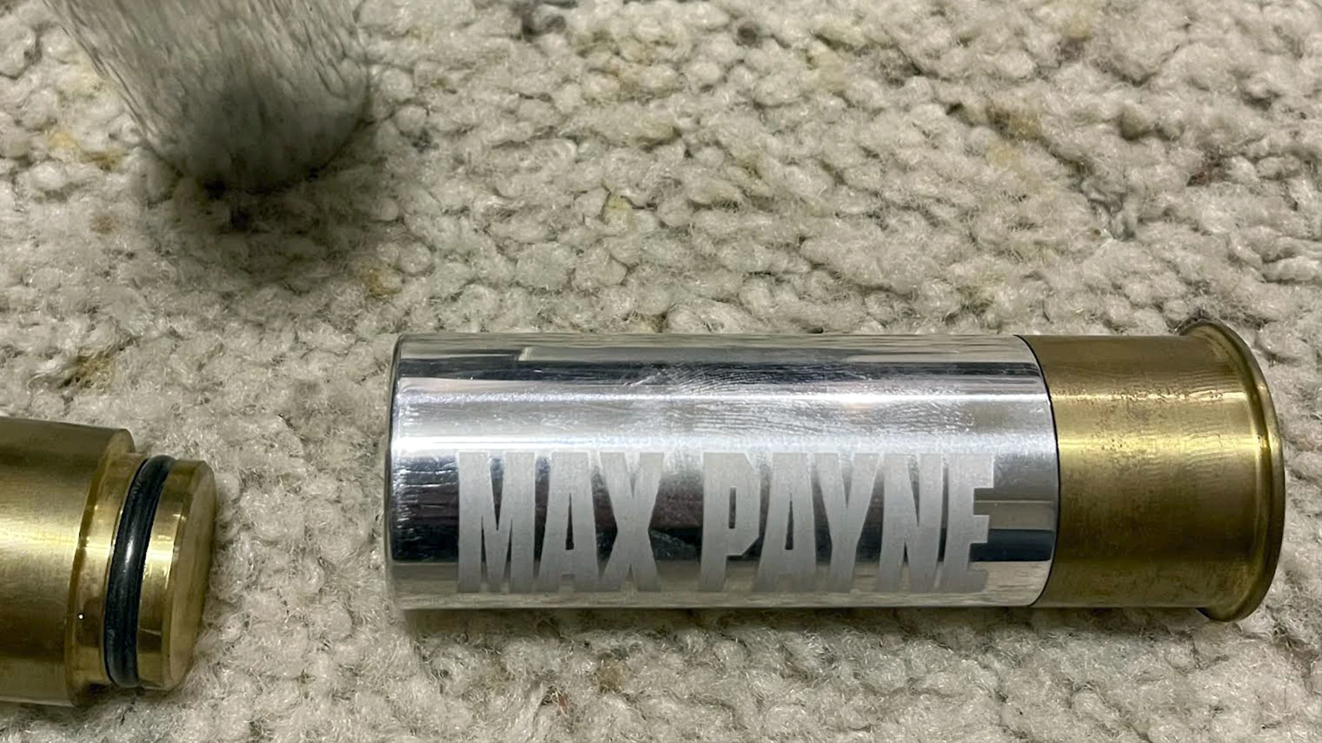 Бывший разработчик Max Payne похвастался уникальным набором стопок, оформленных в стиле игры