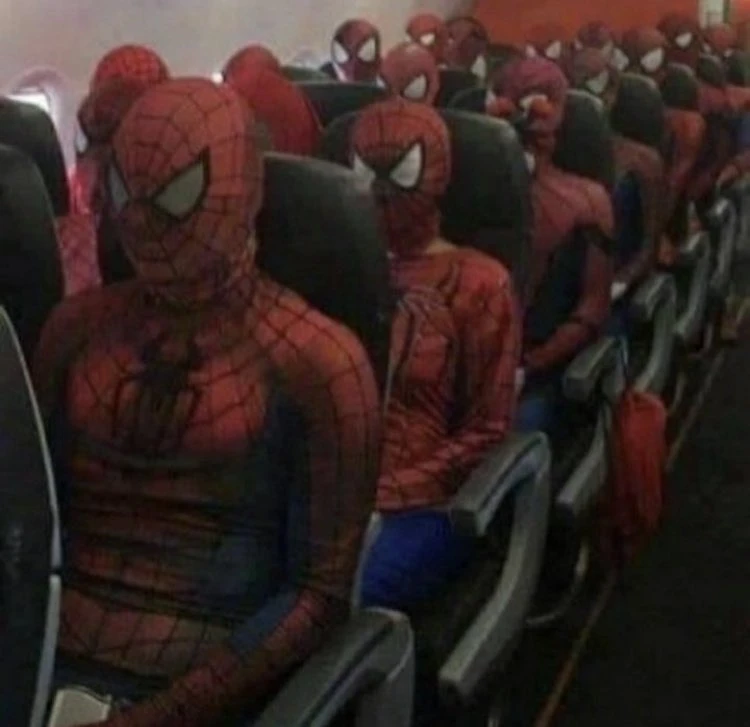 Поезда с многочисленным Человеком Пауком