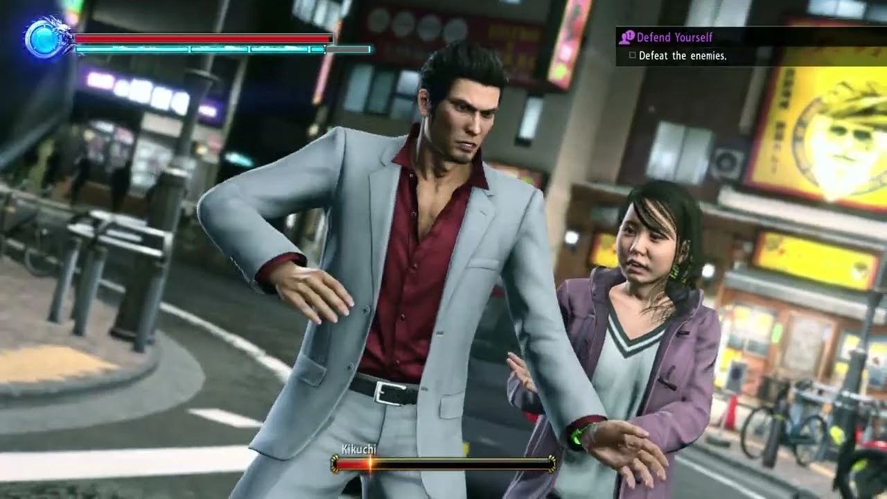 Кирю нежно хватает случайную женщину, и отправляет во врага