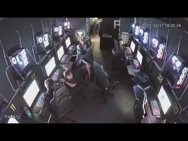 Паренек на эмоциях разбил монитор в компьютерном клубе