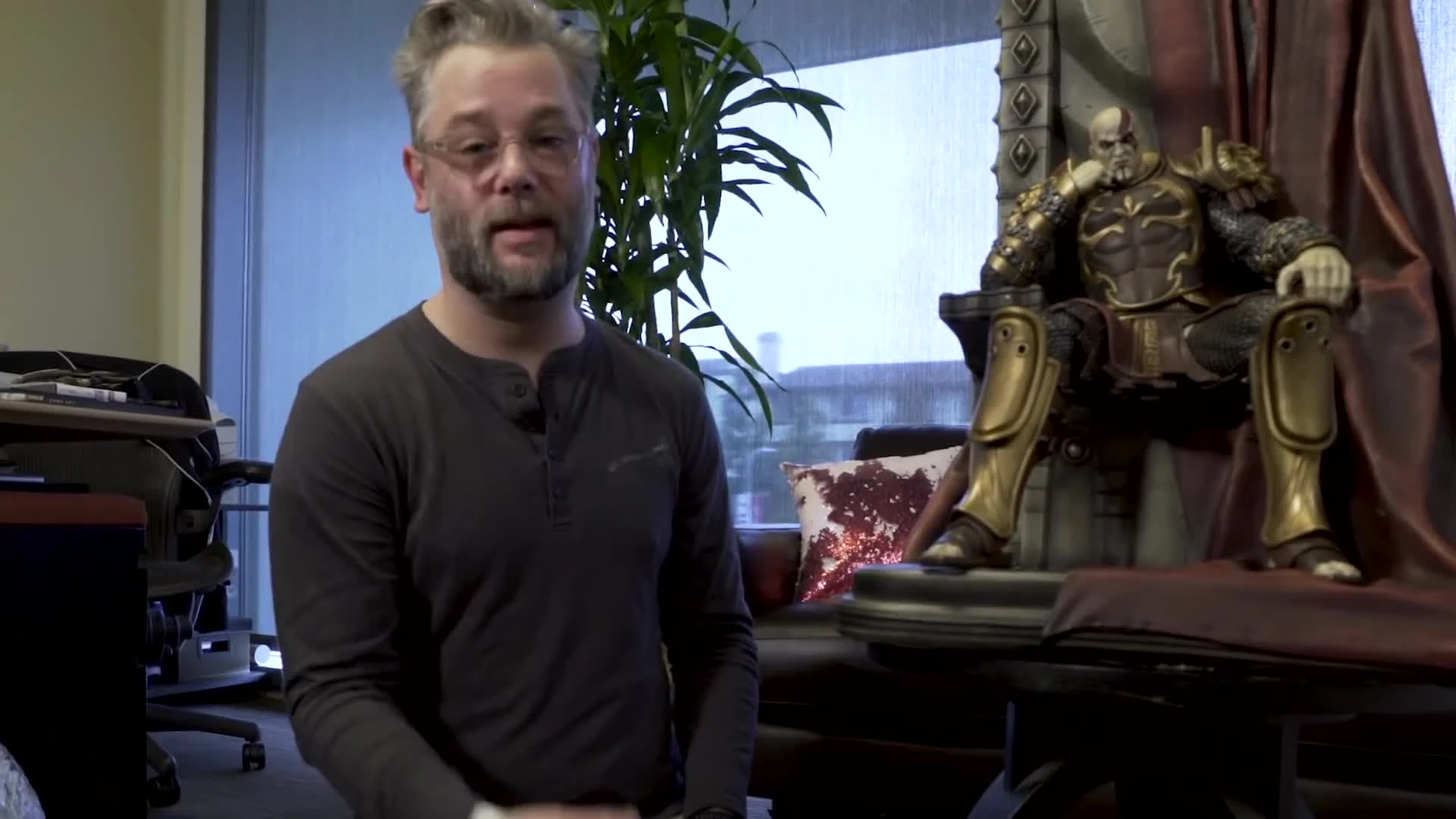 Кори Барлог распаковал гигантскую статую Кратоса