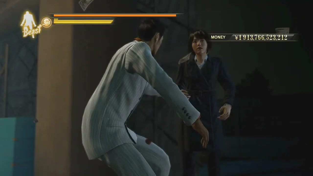 Кирю обнял якудзу с циркулярной пилой, и тот превратился в деньги