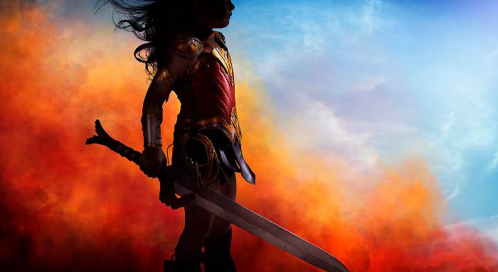 3-летняя девочка шикарно косплеит Чудо Женщину