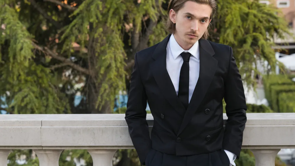 Первый взгляд на Остина Абрамса в фильме "Обитель зла" Зака Креггера