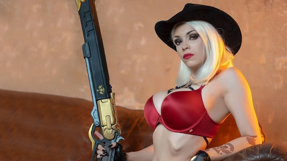 Откровенный косплей Эш из Overwatch