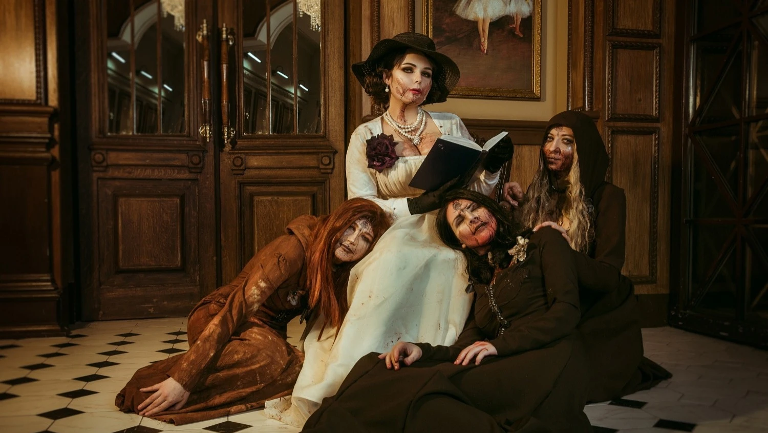 Косплей Леди Димитреску и её дочерей