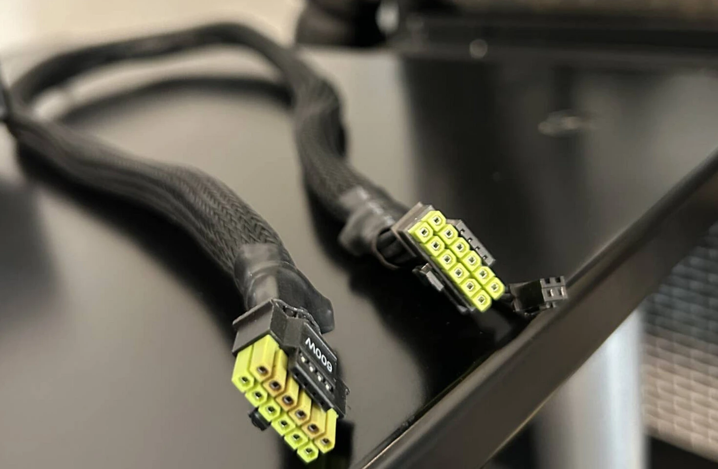 Термочувствительный кабель ASRock 12V-2х6 спас видеокарту RTX 5090 от расплавления разъема питания