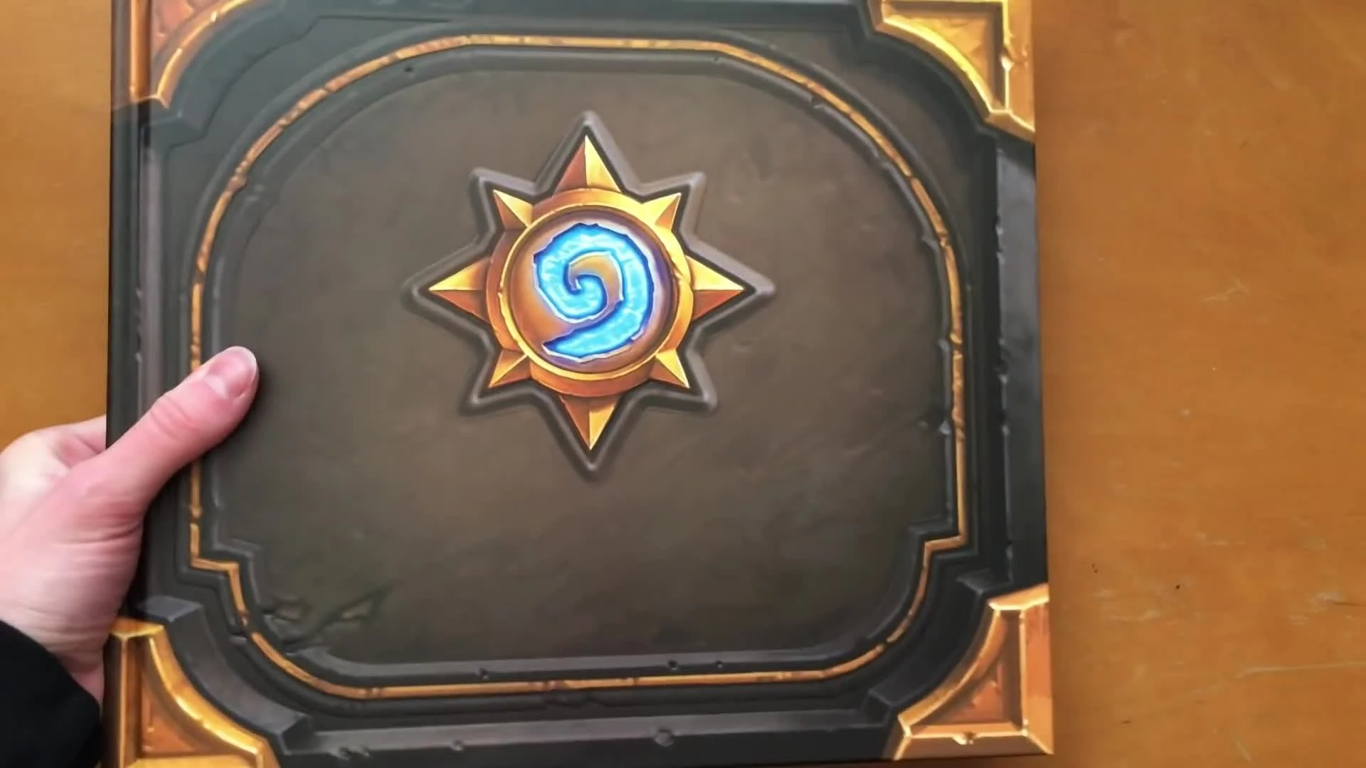 Распаковка артбука "Мир игры Hearthstone"