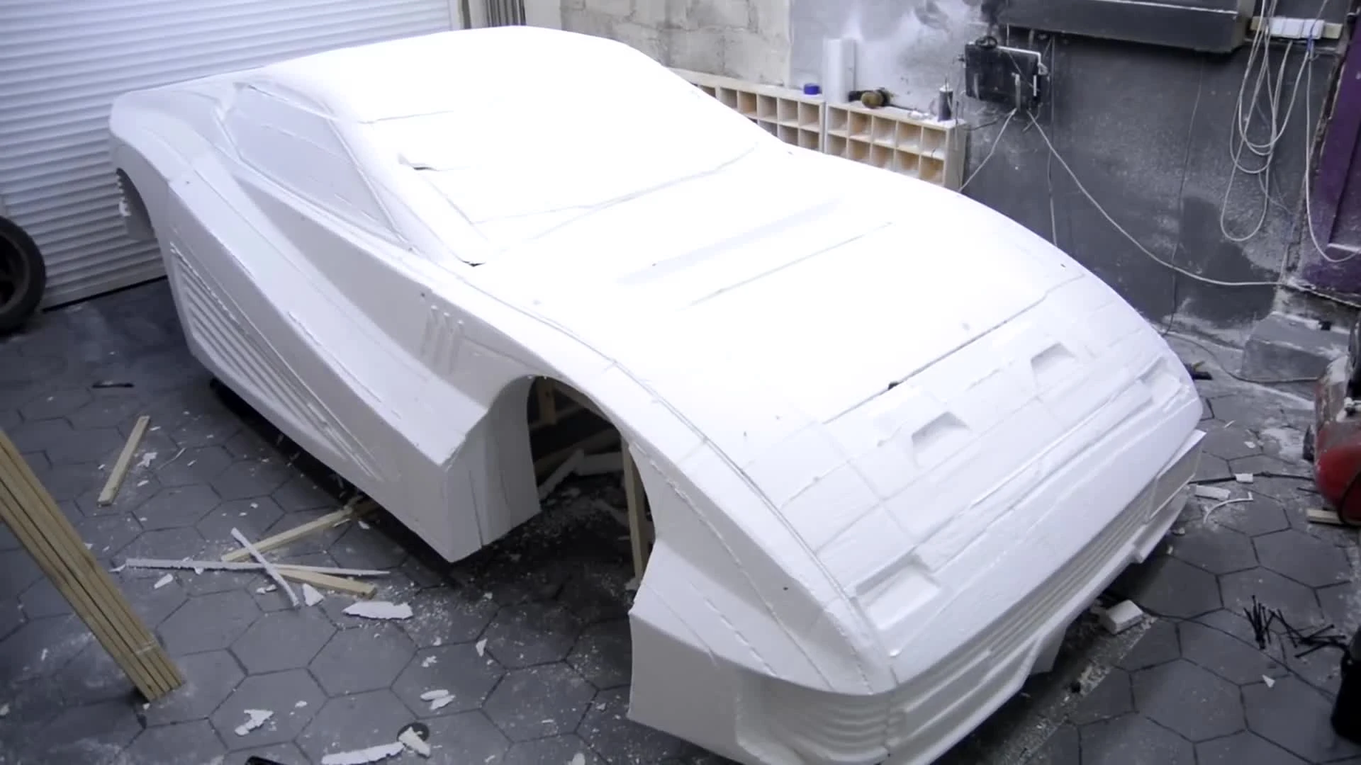 Русский умелец создает Quadra V-Tech из Cyberpunk 2077 в натуральную величину