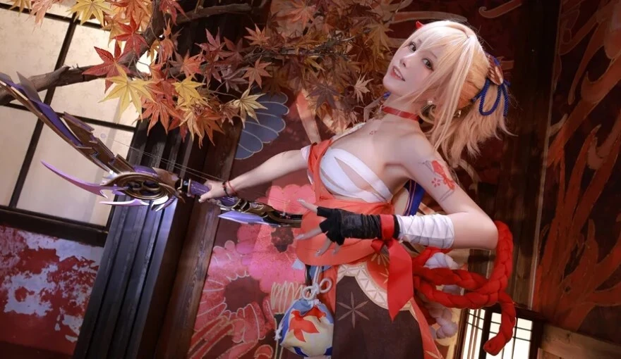 Косплеерша Aqua в образе Ёимии из Genshin Impact