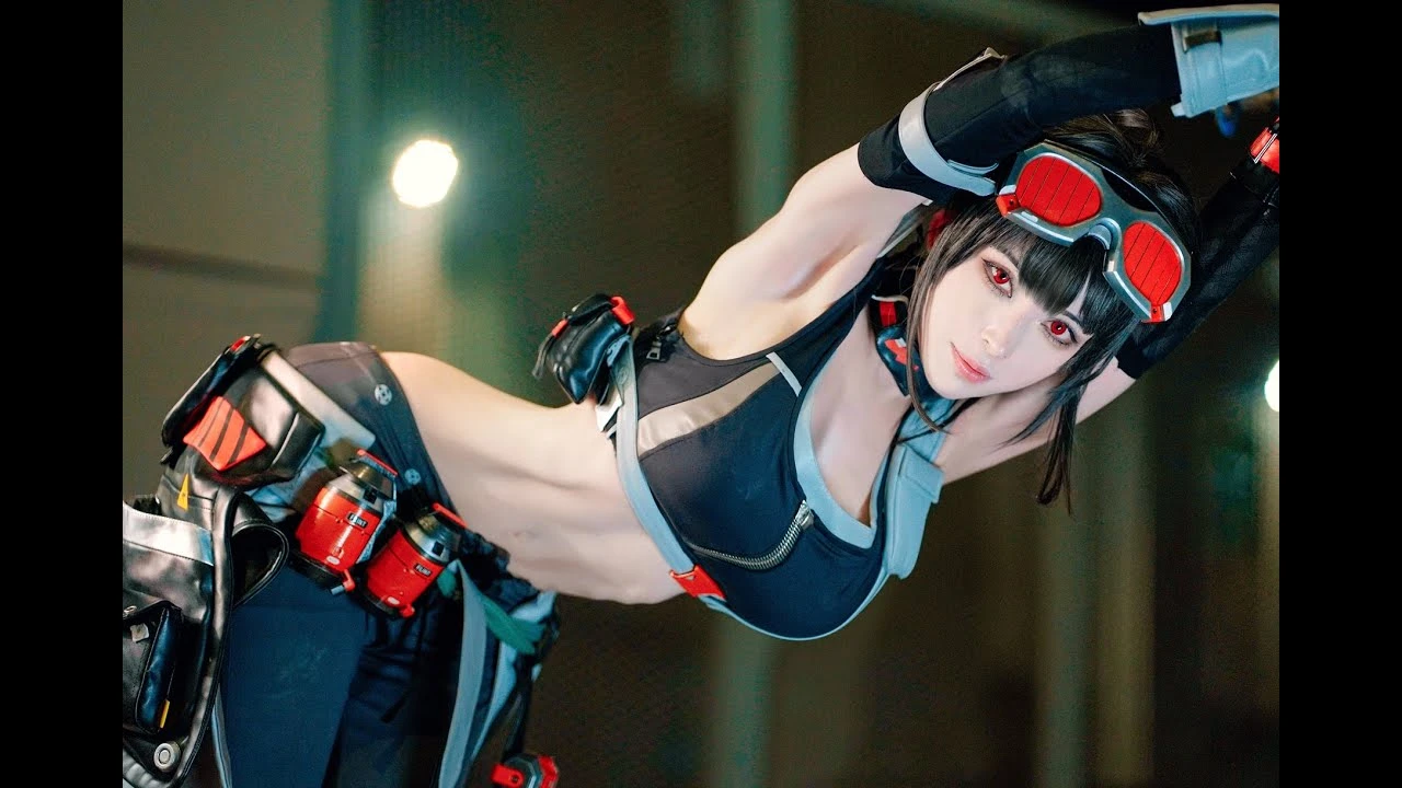 Русская модель показывает косплей на героинь из Zenless Zone Zero