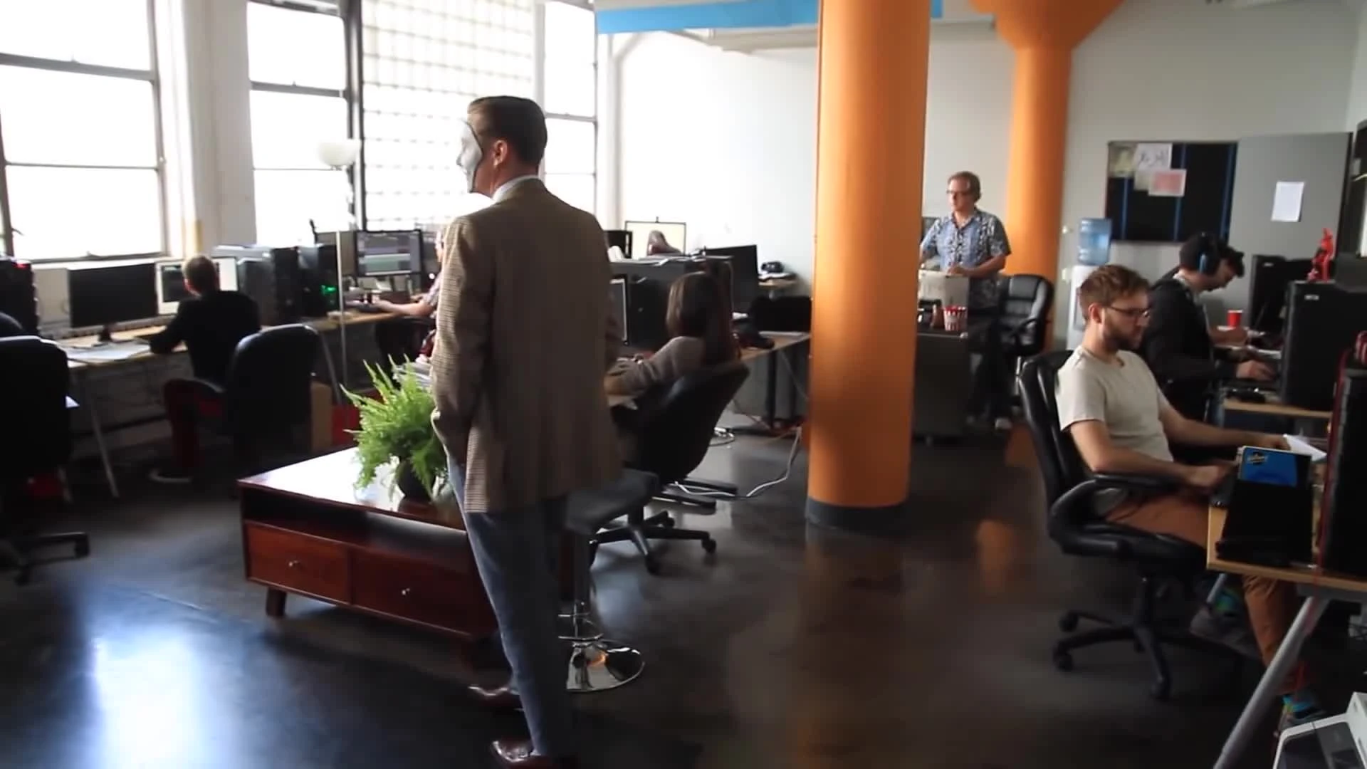 Таблетка от всего. 7 фактов об игре We Happy Few