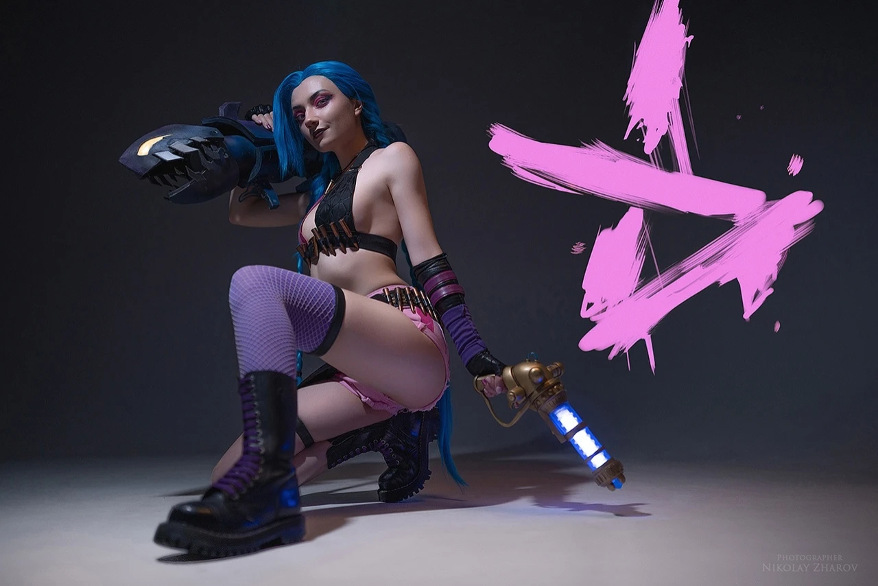 Девочка с большой пушкой - косплей на Jinx из League of Legends