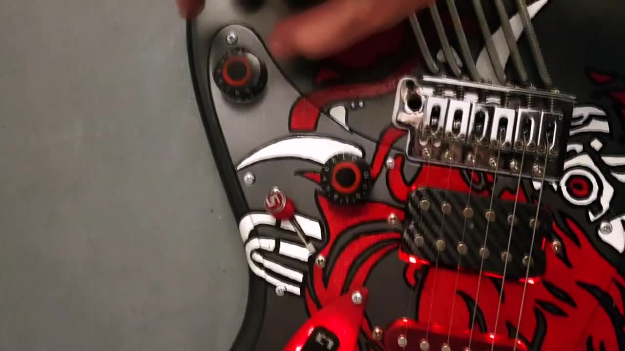 Киану ривз джонни сильверхенд. Электрогитар джонни сильверхенд. Киберпанк 2077 джонни сильверхенд. Cyberpunk 2077 гитара джонни. Джонни сильверхенд с гитарой.