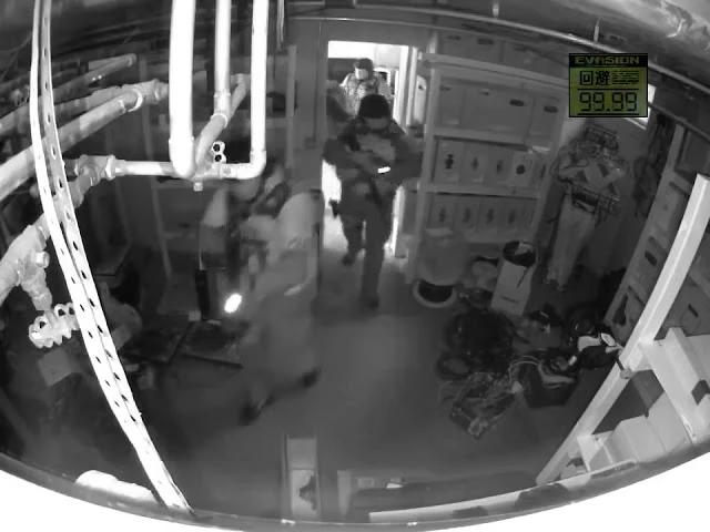 Solid Snake прячется от Полиции