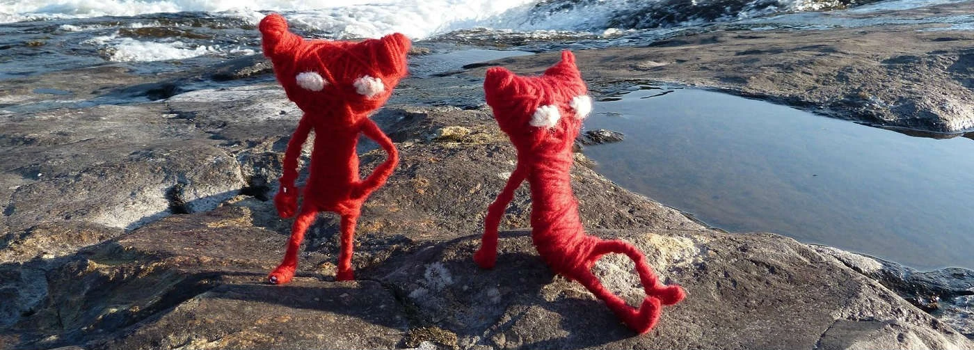 PlayStation 4 стилизованная под Unravel