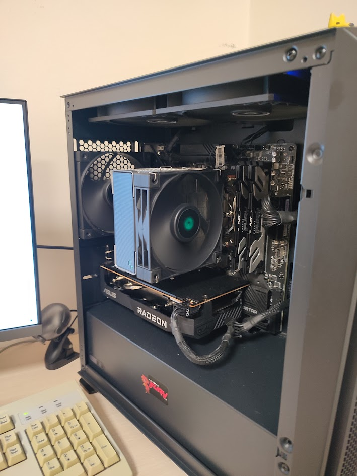 Nvidia RTX 4090 Ti снова замечена на новом фото, на фоне Titan RTX