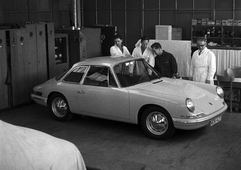 Старая чёрно-белая фотография из тестовой лаборатории Porsche.