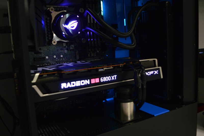 Так я дополнительно обезопасил карточку и гнездо PCI Express