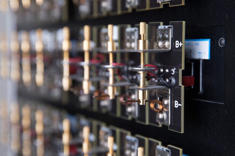 Научное оборудование для оценки характеристик ячеек батарей в IBM Research Battery Lab