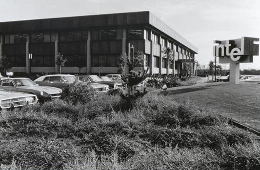 Здание штаб-квартиры Intel SC1 в Санта-Кларе на фото из начала 1970-х. Это здание стало первым объектом, находившимся в собственности компании.