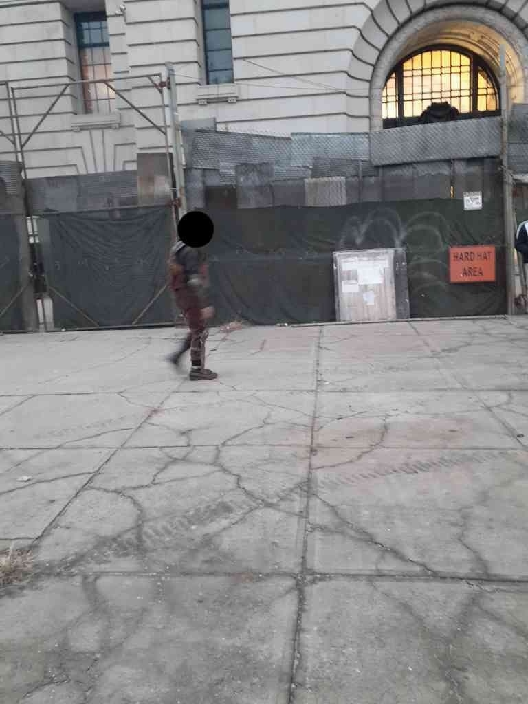 Человек в боевой броне на той же локации