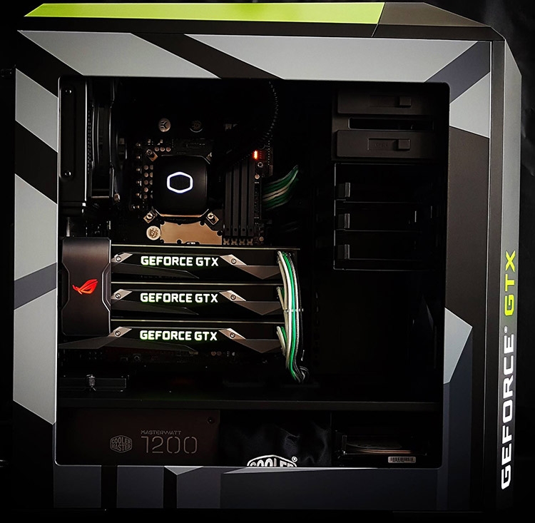 В корпусе можно без труда разместить три мощные видеокарты и СЖО