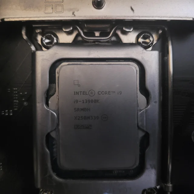 Пользователь приобрел Core i9-13900K, который оказался Core i9-13700K с ...