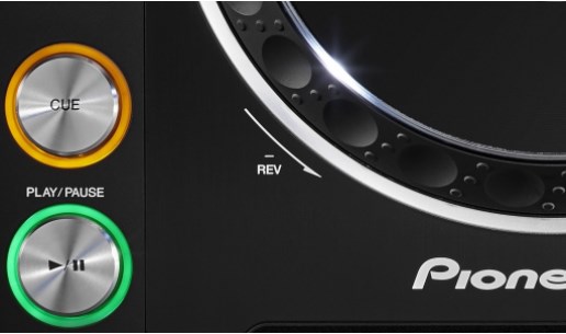 стучим по кнопочке CUE в ритм песни, чтобы “вертушка” поймала его