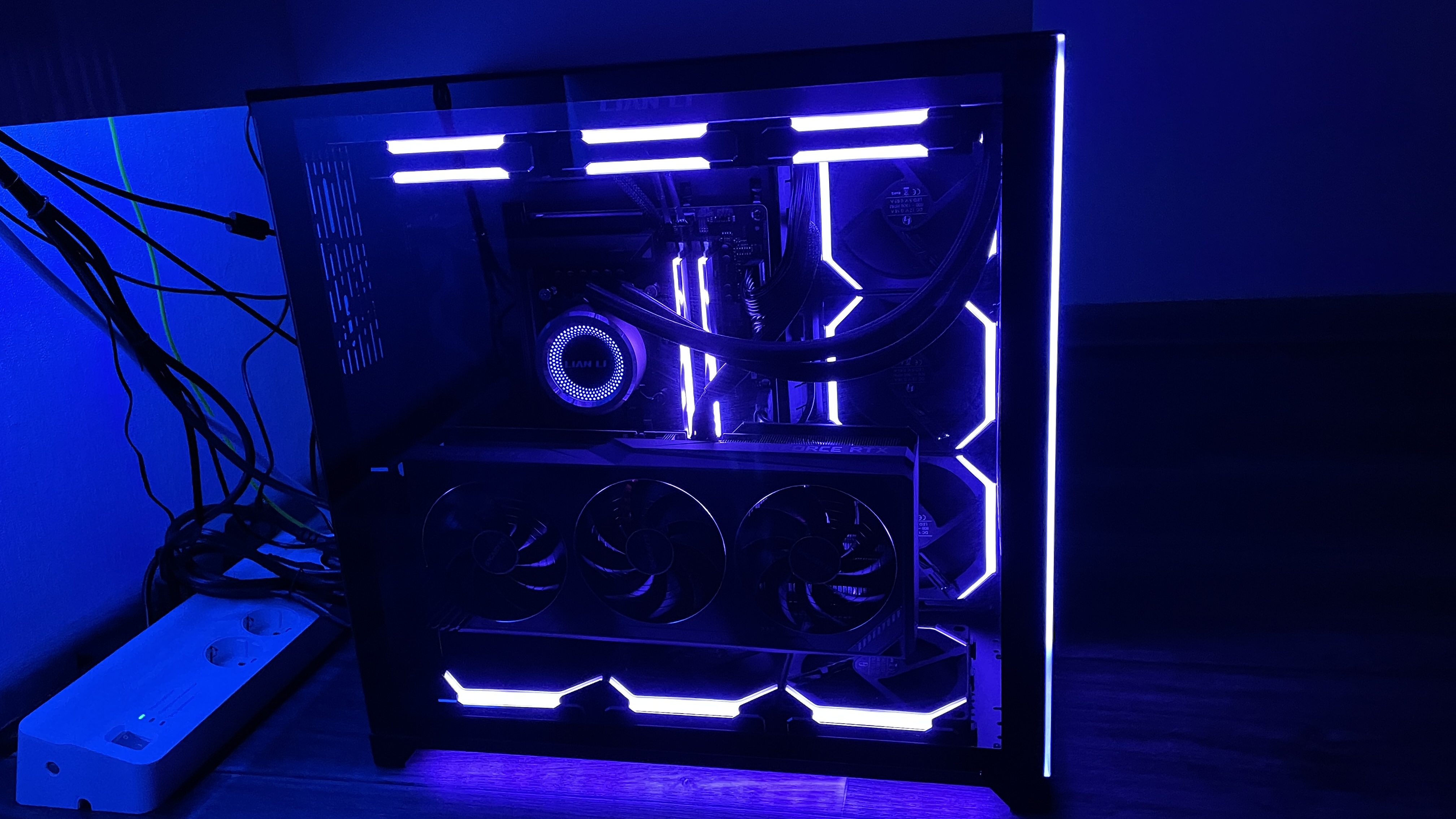 Угловые адаптеры ModDIY и Cablemod 12VHPWR позволяют удобно проложить