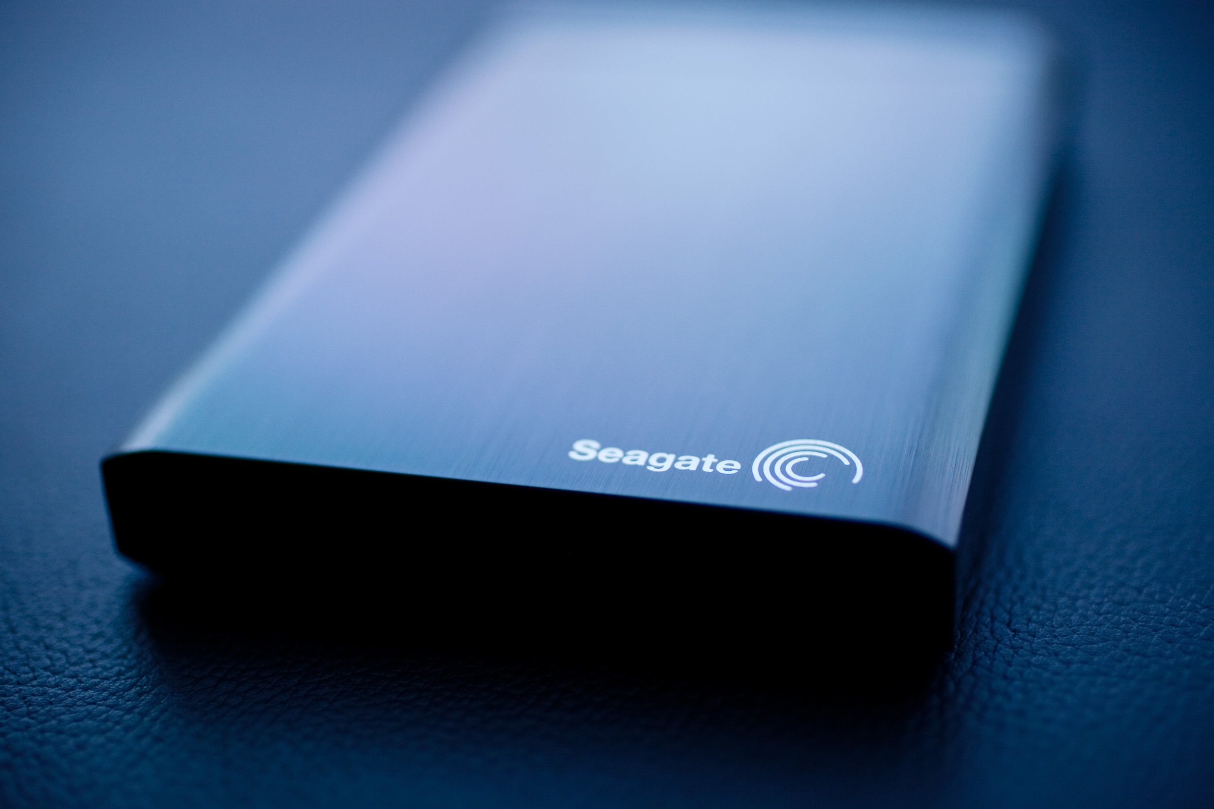 Seagate работает. Seagate внешний жесткий диск 1 тб. seagate 2 tb внешний диск. seagate логотип. внешний жесткий диск 3 тб.