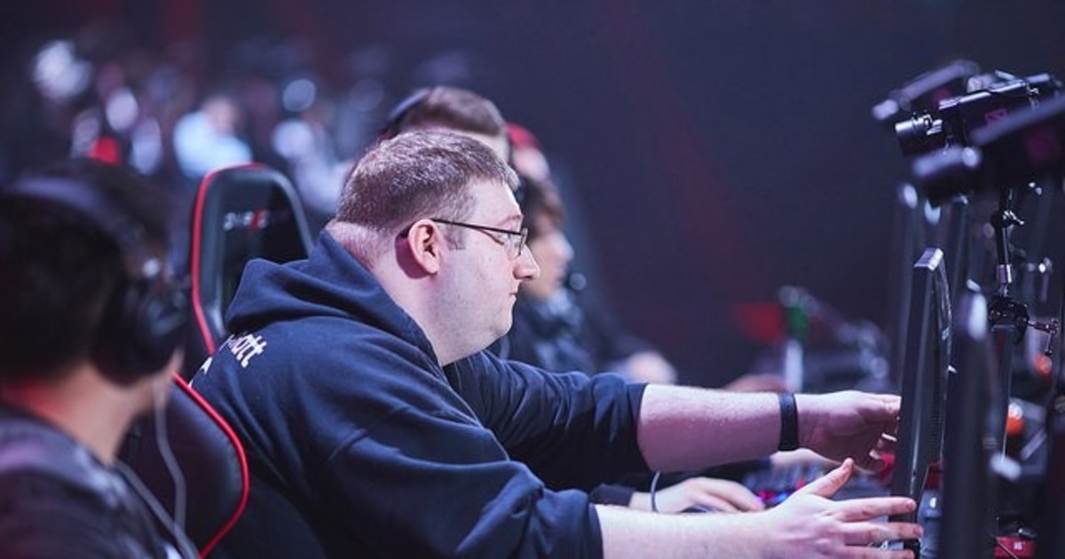 профессиональный геймер. профессиональные киберспортсмены. киберспорт женщины. киберспортсмены. профессиональный геймер.