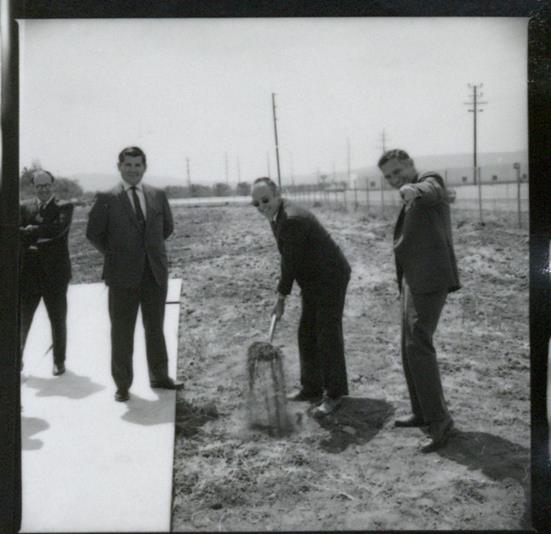 Гордон Мур (с лопатой), Роберт Нойс (справа) и ещё двое неизвестных участвуют в торжественной церемонии закладки первого камня здания Intel SC1 в апреле 1970 года в Санта-Кларе.